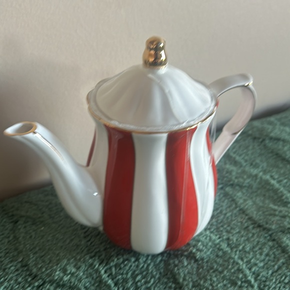 Grace Teaware Red & White Teapot Holiday Gold Trim NEW - Picture 2 of 5